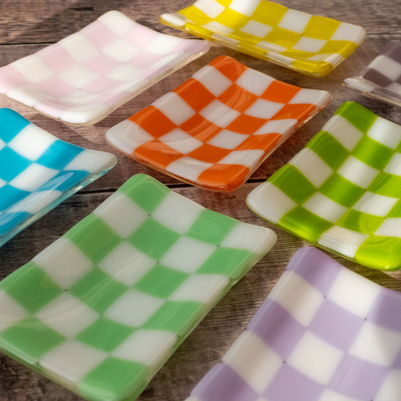 12x7cm Chequered White/Colour Tray image 1